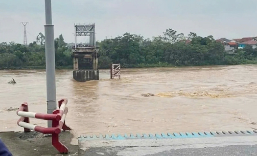 Vụ sập cầu Phong Châu: Cục đường bộ yêu cầu sớm có phương án tháo dỡ phần còn lại