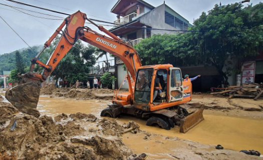 Nghệ An nỗ lực thông đường, tiếp cận 2 bản bị cô lập do lũ quét