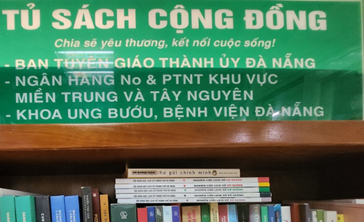 Tặng tủ sách cộng đồng và 20 phần quà giúp bệnh nhân tại Bệnh viện Đà Nẵng