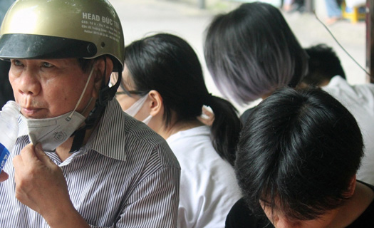 Sở GD-ĐT Hà Nội yêu cầu các trường không để phụ huynh tụ tập ngoài cổng