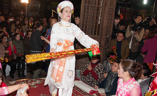 Nghệ nhân Ưu tú Trần Thị Huệ: Níu giữ lối cổ trong nghi lễ hầu đồng