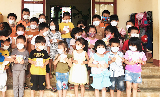 Đoàn Thanh niên VOV tặng quà cho học sinh xã Bình Hải