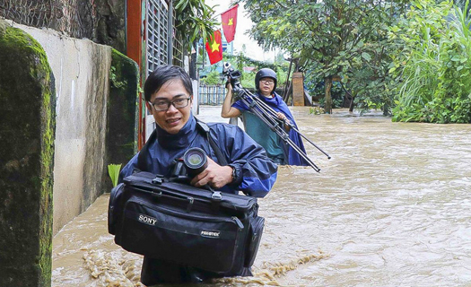 Phóng viên vùng cao: Bản lĩnh song hành cùng trách nhiệm