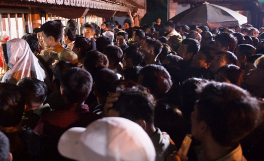 2.000 nhân viên an ninh trắng đêm với hàng nghìn người xin ấn đền Trần