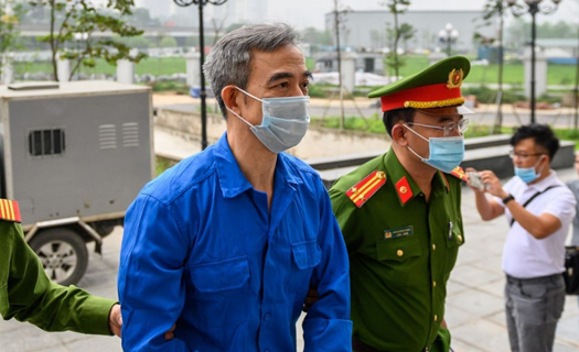 Dẫn giải cựu giám đốc Bệnh viện Tim Hà Nội Nguyễn Quang Tuấn hầu tòa